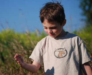 Une photo d’un enfant se trouvant à l’extérieur.