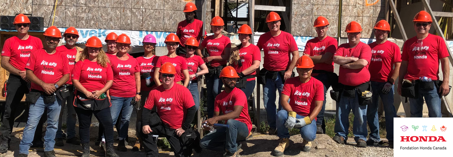 Une photo d’un groupe d’employés Honda qui sourient.